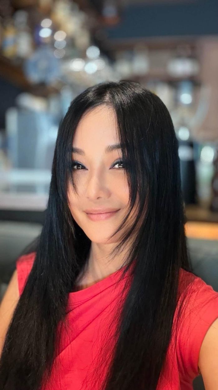 Diva Hồng Nhung chia sẻ hình ảnh mới nhất khi đi thưởng thức ẩm thực tại một nhà hàng, nhan sắc trẻ trung khiến khán giả ngỡ ngàng.