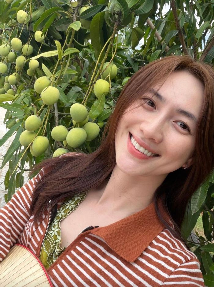 Vì thế, tấm phiếu đề cử Top 100 gương mặt đẹp nhất thế giới năm 2026 (100 Most Beautiful Faces of 2026) được xem là sự ghi nhận xứng đáng cho đường nét sắc sảo, tự nhiên cùng khí chất điện ảnh của nữ diễn viên sinh năm 1992.