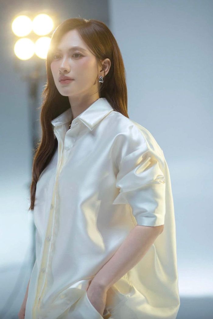 Xuất hiện qua ống kính cam thường tại các sự kiện lớn hay trong những bức ảnh selfie đời thường không chỉnh sửa, mỹ nhân 9X vẫn dễ dàng tỏa sáng nhờ diện mạo thanh tú, thần thái sang trọng cùng làn da khỏe khoắn khiến ngay cả các nàng hậu khi chung khung hình cũng phải kiêng nể.