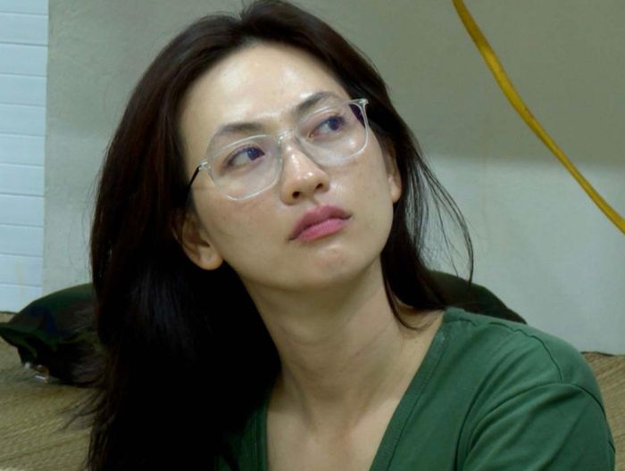 Giữa môi trường huấn luyện gian khổ, Phương Anh Đào lại là sao nữ tạo nên cơn sốt rầm rộ nhất bởi nhan sắc bất chấp hoàn cảnh. Nữ diễn viên biến những khoảnh khắc lăn lộn, mồ hôi nhễ nhại trên thao trường thành cơ hội khoe trọn đường nét tự nhiên đỉnh cao.