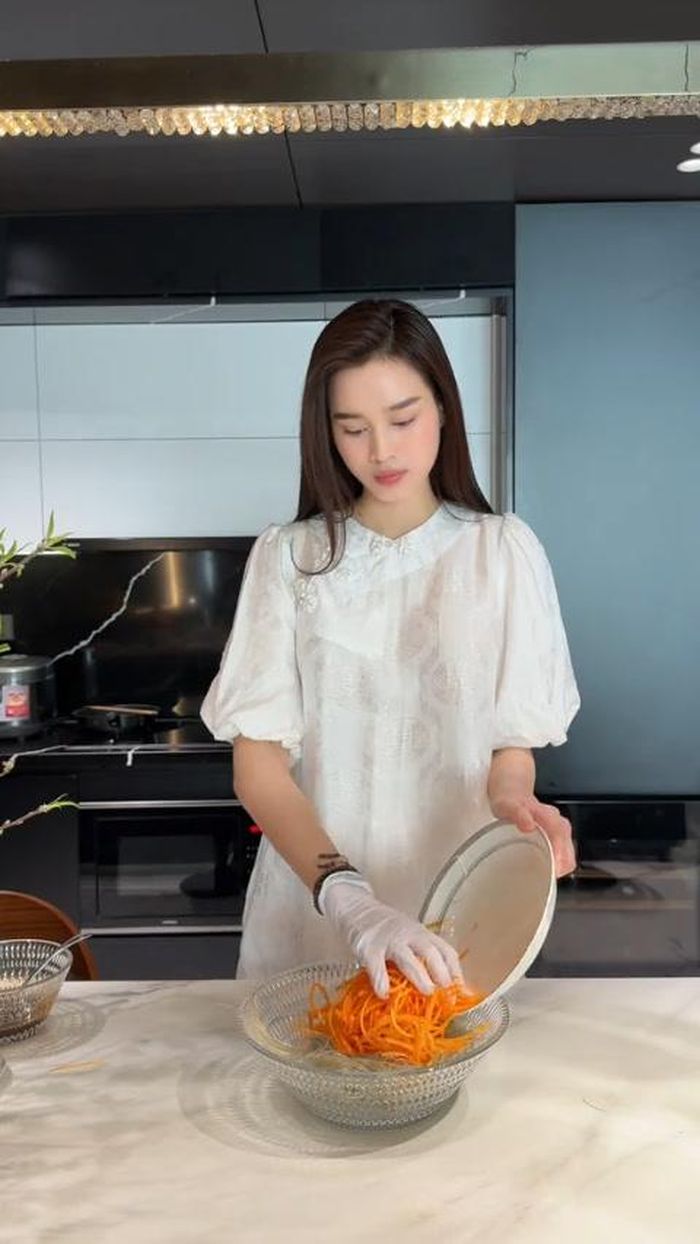 Khả năng vào bếp của Đỗ Thị Hà còn được thể hiện rõ hơn vào những dịp lễ, Tết. Nàng hậu từng tự tay chuẩn bị các món ăn và bày biện mâm cỗ với những món truyền thống như nem rán, thịt đông, canh rau củ. Phụ nữ & Pháp luật cho hay.