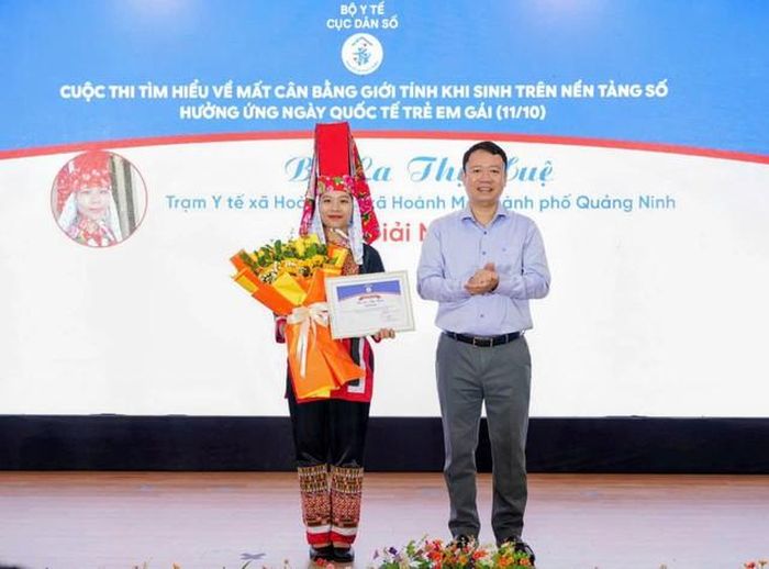Cục trưởng Cục Dân số Lê Thanh Dũng trao giải Nhất cá nhân cho bà La Thị Huệ - Trạm Y tế xã Hoành Mô, TP Quảng Ninh. Ảnh: Thư Trịnh
