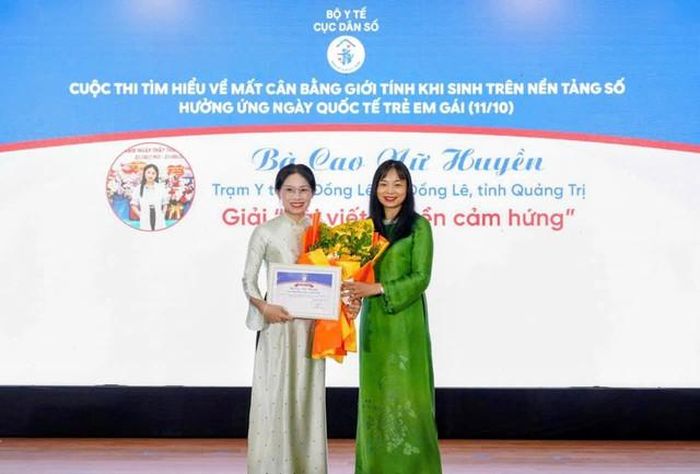Đại diện Ban Giám khảo trao giải "Bài viết truyền cảm hứng" cho tác giả Cao Nữ Huyền. Ảnh: Thư Trịnh