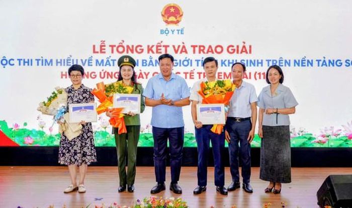 Thứ trưởng Đỗ Xuân Tuyên trao giải cho các tập thể có nhiều bài dự thi. Ảnh: Thư Trịnh