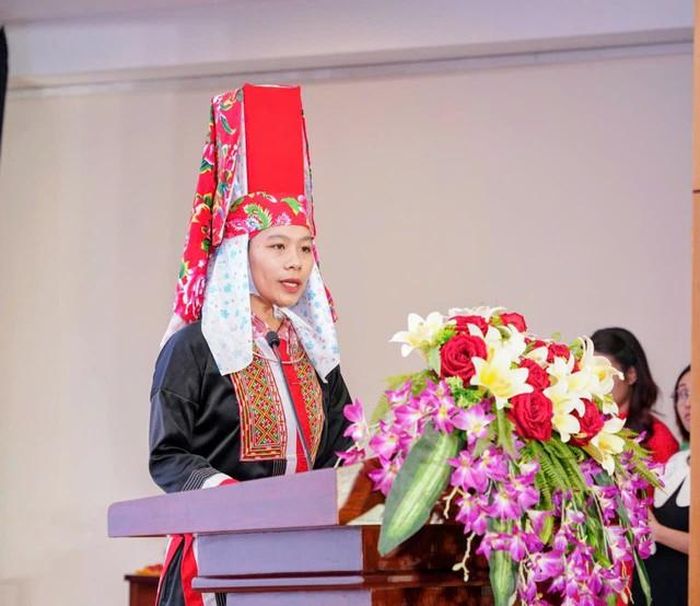 Chị La Thị Huệ xúc động chia sẻ tại Lễ trao giải. Ảnh: Thư Trịnh