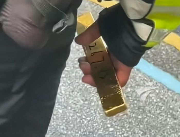 Thỏi vàng được nam shipper giao nộp cho cảnh sát giao thông. Ảnh cắt từ clip do cư dân mạng Trung Quốc quay được.
