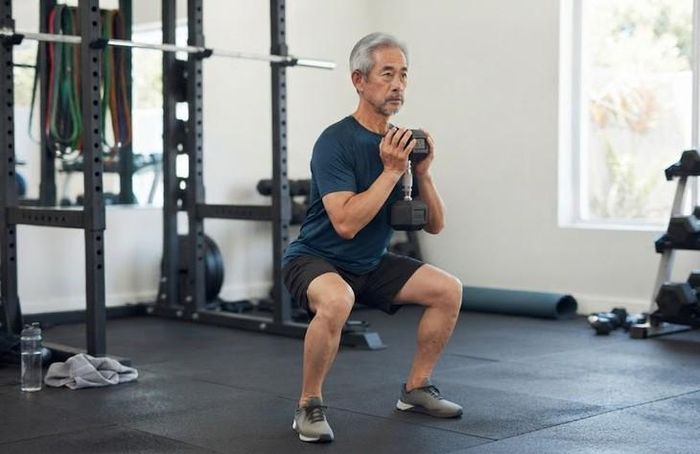 Squat với tạ trước ngực tăng cường sức mạnh chân và mông. Ảnh: AI.