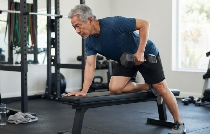 Kéo tạ một tay giúp tăng cường sức mạnh lưng. Ảnh: AI.