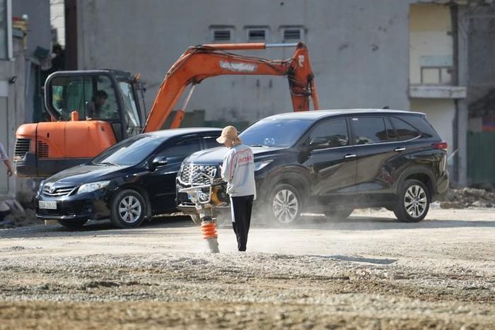 Ghi nhận chiều 7/10, đoạn tuyến đã lộ diện hình hài. Trên công trường, nhiều công nhân, máy móc được nhà thầu huy động để đẩy nhanh tiến độ dự án, hoàn thiện nốt các hạng mục còn lại của dự án.