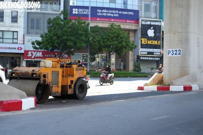 Ghi nhận chiều 7/10, một đoạn dải phân cách trên đường Cầu Giấy (đoạn nút giao với đường Nguyễn Văn Huyên) đã được dỡ bỏ.