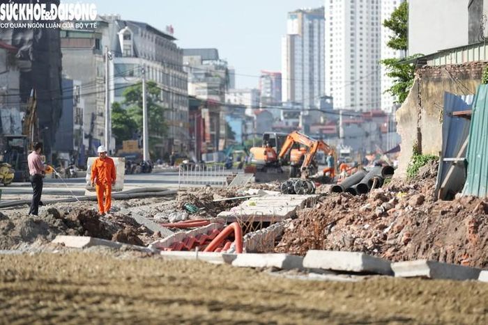 Dự án đường Vành đai 2,5 đoạn Cầu Giấy - khu đô thị mới Dịch Vọng, dự án có chiều dài 420m. Được phê duyệt từ tháng 10/2017 và dự kiến thông xe vào ngày 10/10 tới đây.