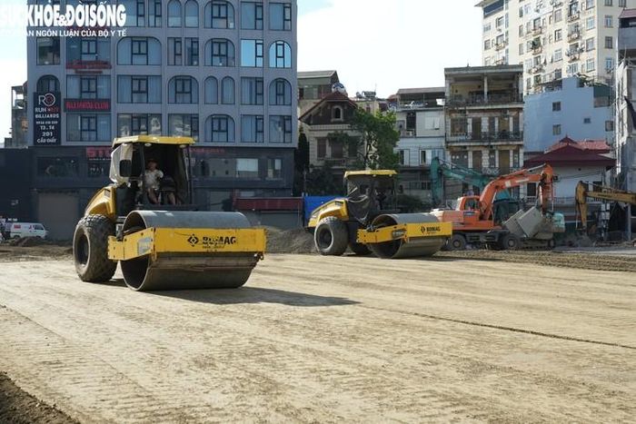 Dự kiến, thời gian tới, các phương tiện sẽ được lưu thông từ đường Nguyễn Văn Huyên đến khu đô thị mới Dịch Vọng - đường Dương Đình Nghệ, giúp rút ngắn quãng đường, thời gian di chuyển so với trước đây.