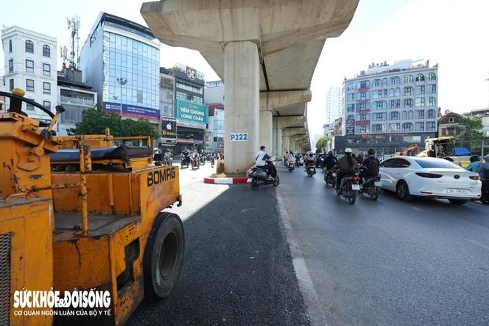 Sau khi dở bỏ dải phân cách, đơn vị thi công đã thảm lại đoạn đường này, hiện các phương tiện khi lưu thông trên đường Cầu Giấy có thể quay đầu ở nút giao này.