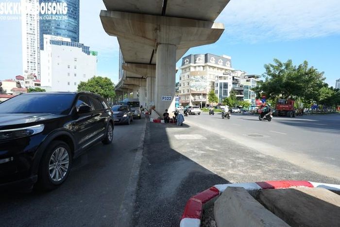 Việc dỡ bỏ dải phân cách tại đây chuẩn bị cho việc tổ chức, phân luồng giao thông khi tuyến đường Vành đai 2,5 đoạn Cầu Giấy - khu đô thị mới Dịch Vọng thông xe kỹ thuật.