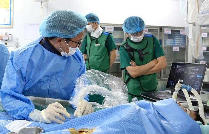Các bác sĩ tiến hành can thiệp cho bệnh nhi. Ảnh: MC.