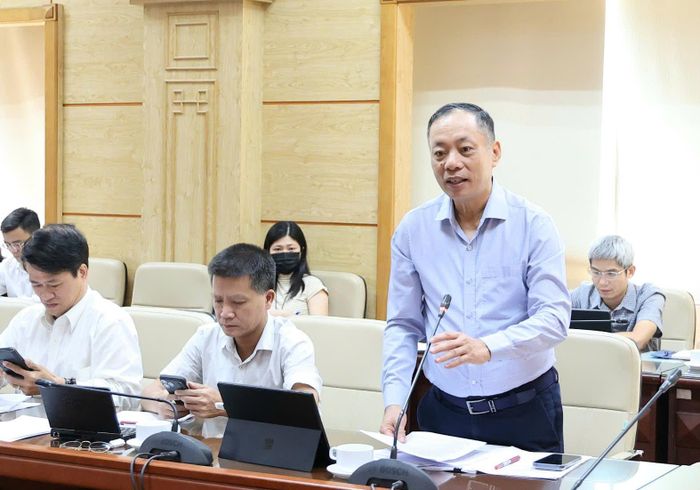 Cục trưởng Cục Quản lý Dược Vũ Tuấn Cường báo cáo tại cuộc họp Ảnh: Trần Minh