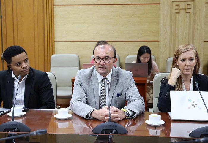 Ông Stefan Stojanovik, Quản lý Danh mục tài trợ cấp cao Quỹ Toàn cầu phát biểu.  Ảnh: Trần Minh