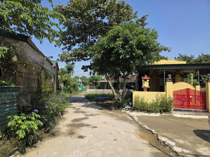 Nhiều căn nhà tại khu dân cư ngoài đê vẫn là nơi ở của các gia đình chờ di dời suốt nhiều năm. Ảnh: Song Hoàng