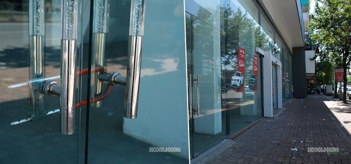 Cửa kính showroom ô tô được khóa chặt. Ảnh: T.Anh