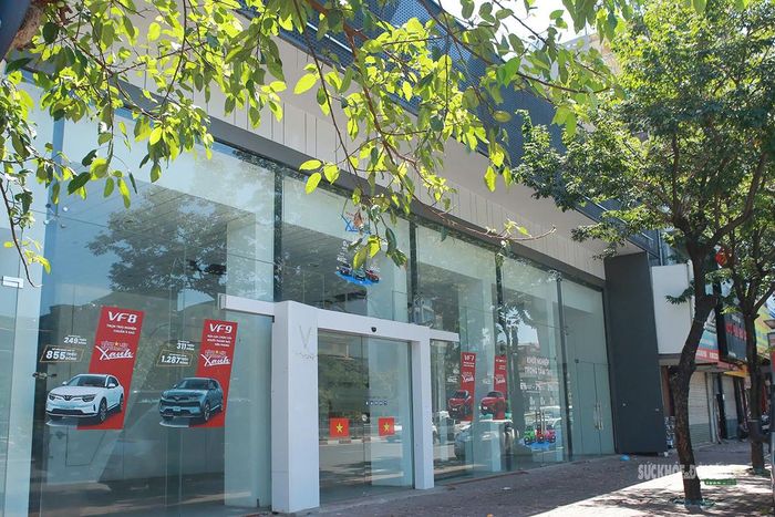 Mặt tiền showroom ô tô trên đường Giải Phóng. Ảnh: T.Anh
