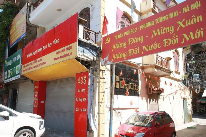 Một số cửa hàng kinh doanh đóng cửa. Ảnh: T.Anh