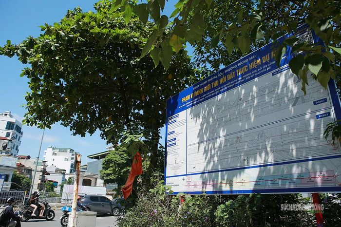 Bảng công khai phạm vi ranh giới thu hồi đất tại khu vực đường Giải Phóng. Ảnh: T.Anh