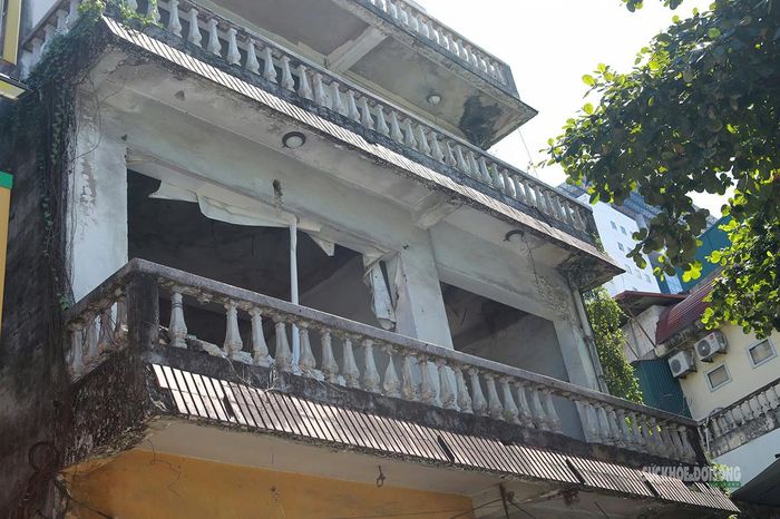 Phần tầng trên của căn nhà cũ với nhiều hạng mục xuống cấp. Ảnh: T.Anh