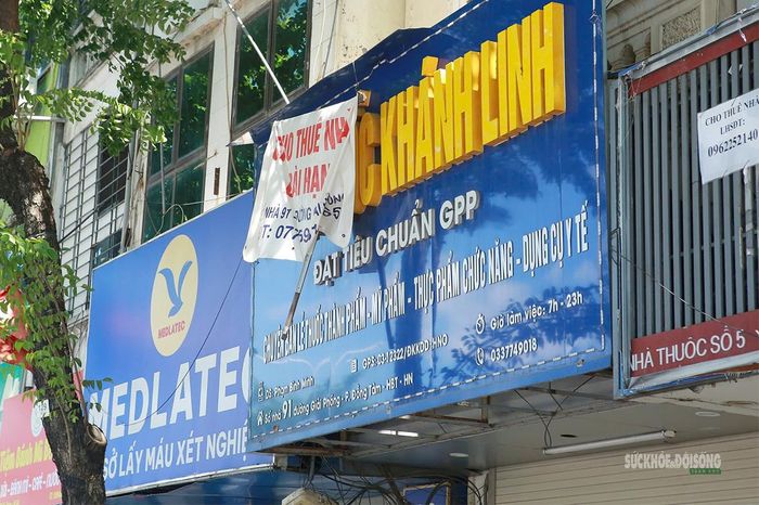 Biển cho thuê nhà xuất hiện tại một cơ sở kinh doanh. Ảnh: T.Anh