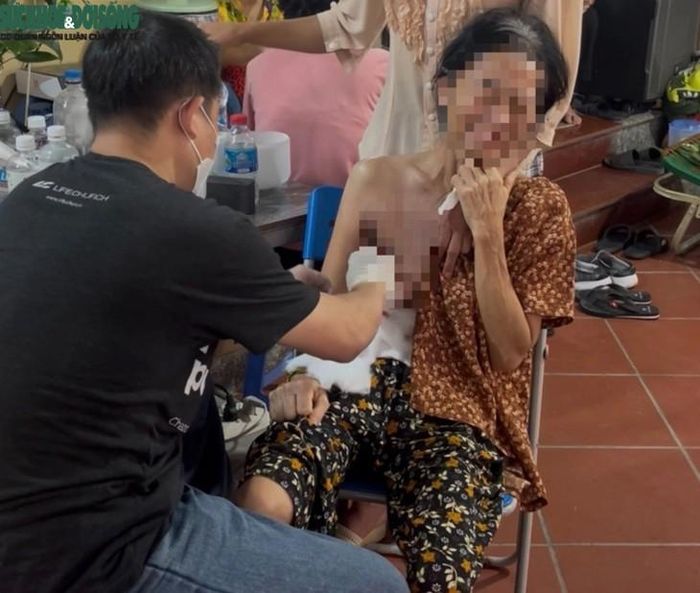 Nữ bệnh nhân liên tục gào thét, khóc: "Đau...Đau quá". Ảnh: Đức Sơn