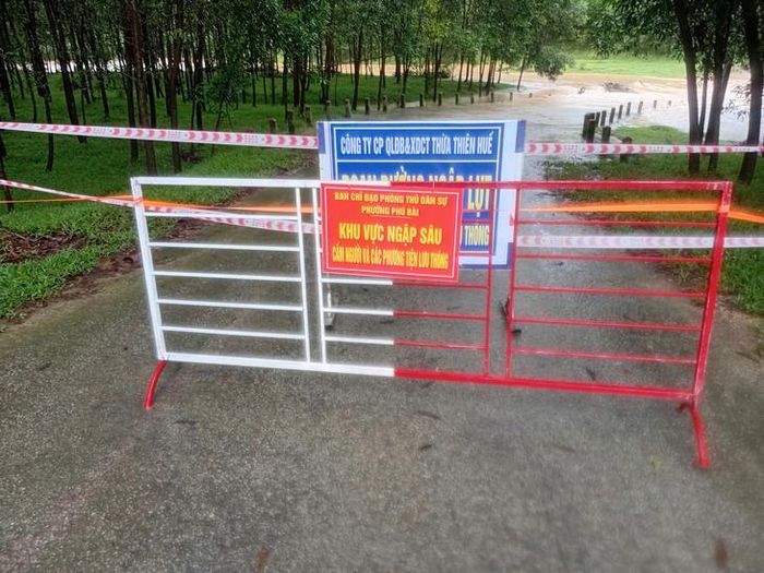 Mưa lớn khiến ngầm trên tuyến Tỉnh lộ 25B bị ngập sâu. Ảnh: Thanh Đoàn.