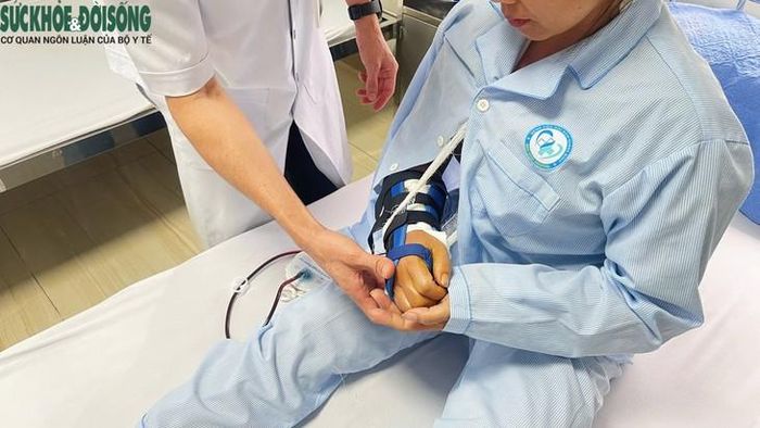 Chị N. bị đa chấn thương sau va chạm với vật nuôi thả rông. Ảnh: Khánh Huyền.