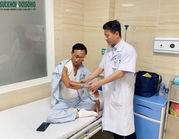 Ông V. bị gãy xương đòn phải, gãy kín 5 xương sườn bên phải cùng nhiều tổn thương phần mềm vùng mặt và các chi sau va chạm với đàn trâu. Ảnh: Khánh Huyền.