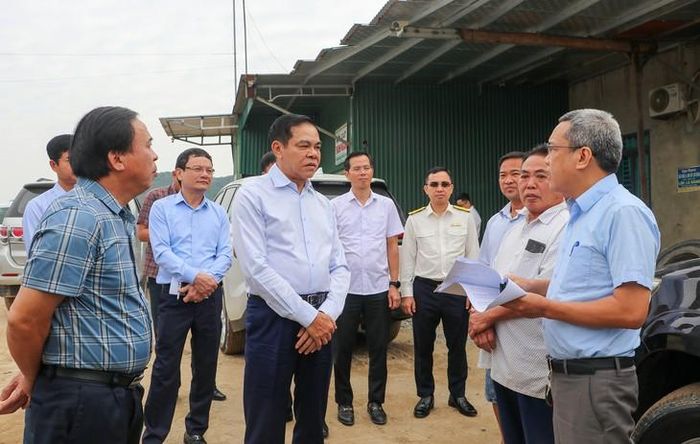 Chủ tịch UBND tỉnh Võ Trọng Hải và các thành viên Tổ công tác nghe báo cáo tình hình khai thác cát của Công ty Cổ phần khai thác cát sạn và Vận tải Thanh Chương trên địa bàn xã Xuân Lâm. ẢNH: P.T