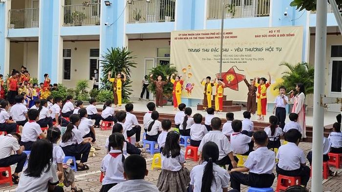 Một mùa Trung thu trọn vẹn được mang đến với trẻ em Côn Đảo. Ảnh: M.Anh