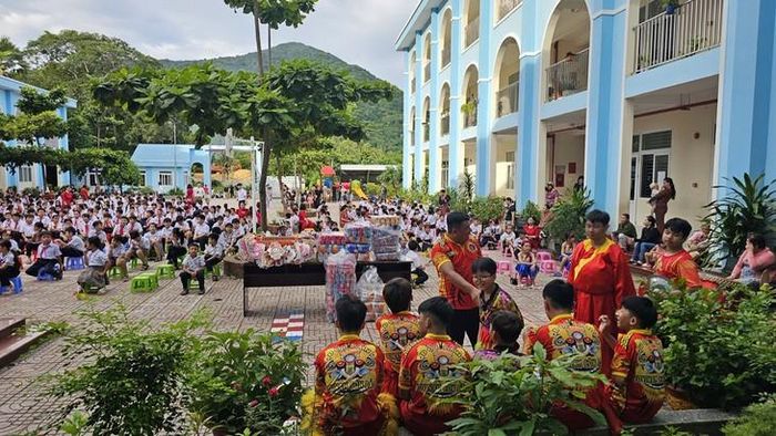 Một mùa Trung thu ấm áp mà có lẽ các em sẽ còn nhớ rất lâu. Ảnh: M.Anh