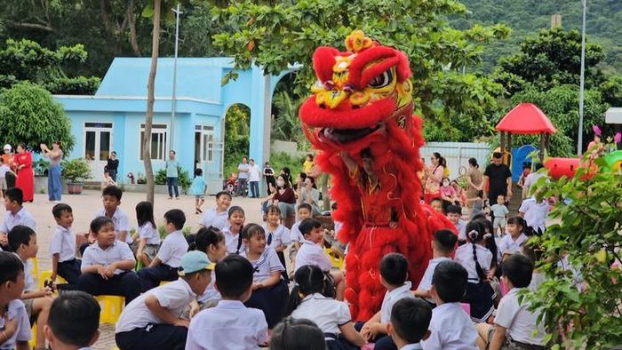Đây là lần đầu tiên nhiều em nhỏ ở Côn Đảo được tận mắt xem múa lân. Ảnh: M. Anh