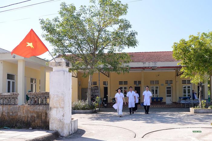 Trạm Y tế xã Vĩnh Thực duy trì hoạt động chăm sóc sức khỏe và tiêm chủng cho người dân trên đảo. Ảnh: Tuấn Anh