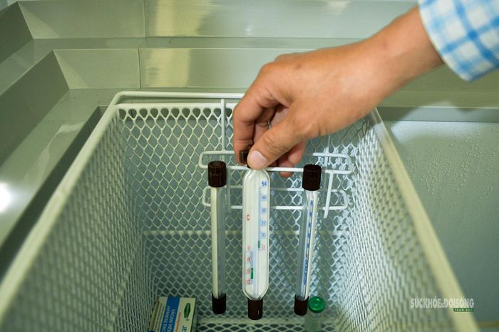 Thiết bị theo dõi nhiệt độ phục vụ bảo quản vắc xin. Ảnh: Tuấn Anh
