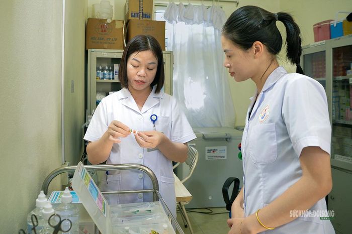 Bác sĩ chuyên khoa I Phạm Thị Đào(bên trái) kiểm vắc xin. Ảnh: Tuấn Anh