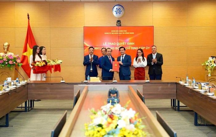 Bộ trưởng Bộ Khoa học và Công nghệ Vũ Hải Quân trao Quyết định chỉ định Ban Chấp hành Đảng bộ Cục, chỉ định Bí thư Đảng bộ Cục An toàn bức xạ và hạt nhân. Ảnh: PV