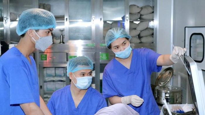 Bác sĩ hực hiện chuyển phôi cho các gia đình 'tìm con'. Ảnh: BVCC