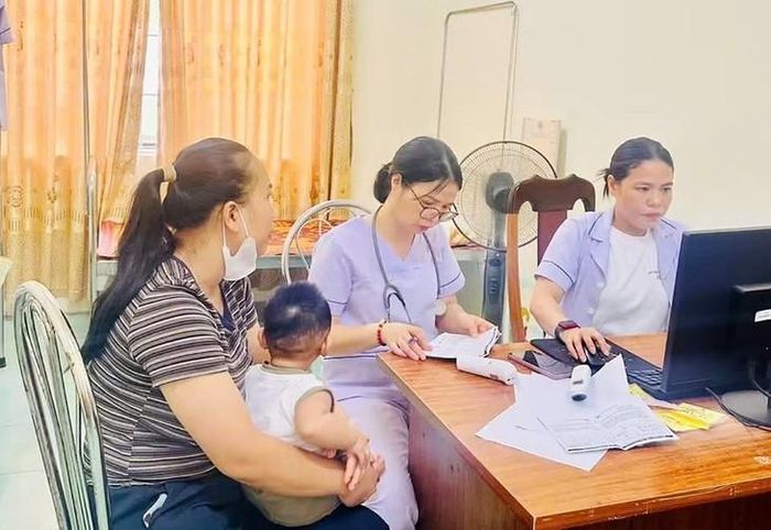 Trạm Y tế phường Thành Sen chủ động rà soát các thông tin trên hệ thống tiêm chủng mở rộng. Ảnh: Thu Hòa.