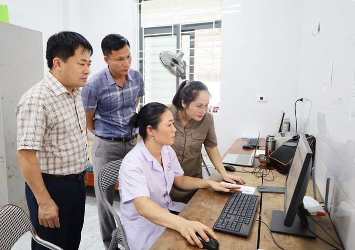Đến nay, tỷ lệ làm sạch dữ liệu tiêm chủng của Hà Tĩnh đạt trên 99%. Ảnh: Thu Hòa.