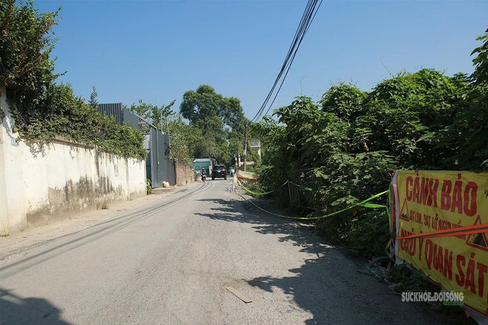 Biển cảnh báo nguy cơ sụt lún, sạt lở ven đường. Ảnh: Tuấn Anh