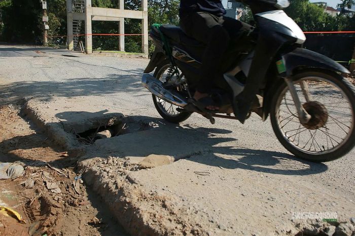 Hố sâu xuất hiện ngay sát phần đường xe chạy. Ảnh: Tuấn Anh