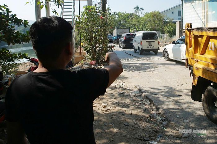Đường xuống cấp, phương tiện qua lại đông đúc. Ảnh: Tuấn Anh