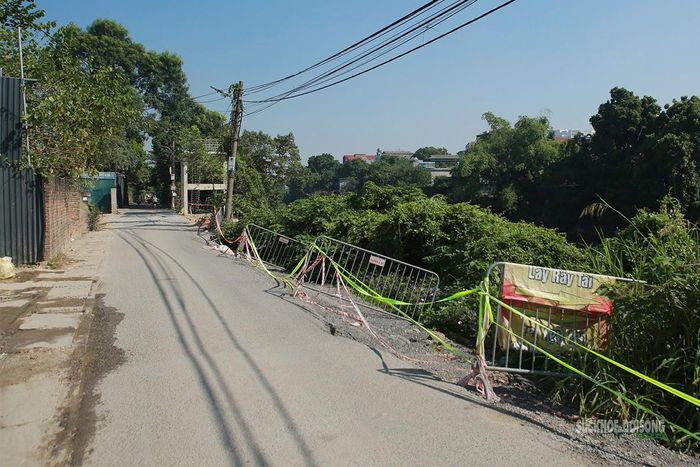 Hàng rào cảnh báo dọc đoạn đường bị sạt lở. Ảnh: Tuấn Anh