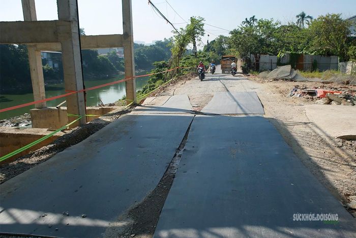 Những tấm thép được đặt trên mặt đường để phương tiện đi qua. Ảnh: Tuấn Anh