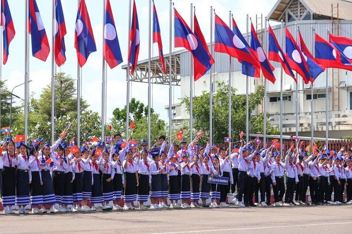 Các em học sinh Lào đón chào Thủ tướng Chính phủ Lê Minh Hưng. Ảnh: chinhphu.vn/Nhật Bắc