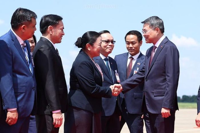 Quan chức Lào đón Thủ tướng Chính phủ Lê Minh Hưng tại sân bay. Ảnh: chinhphu.vn/Nhật Bắc